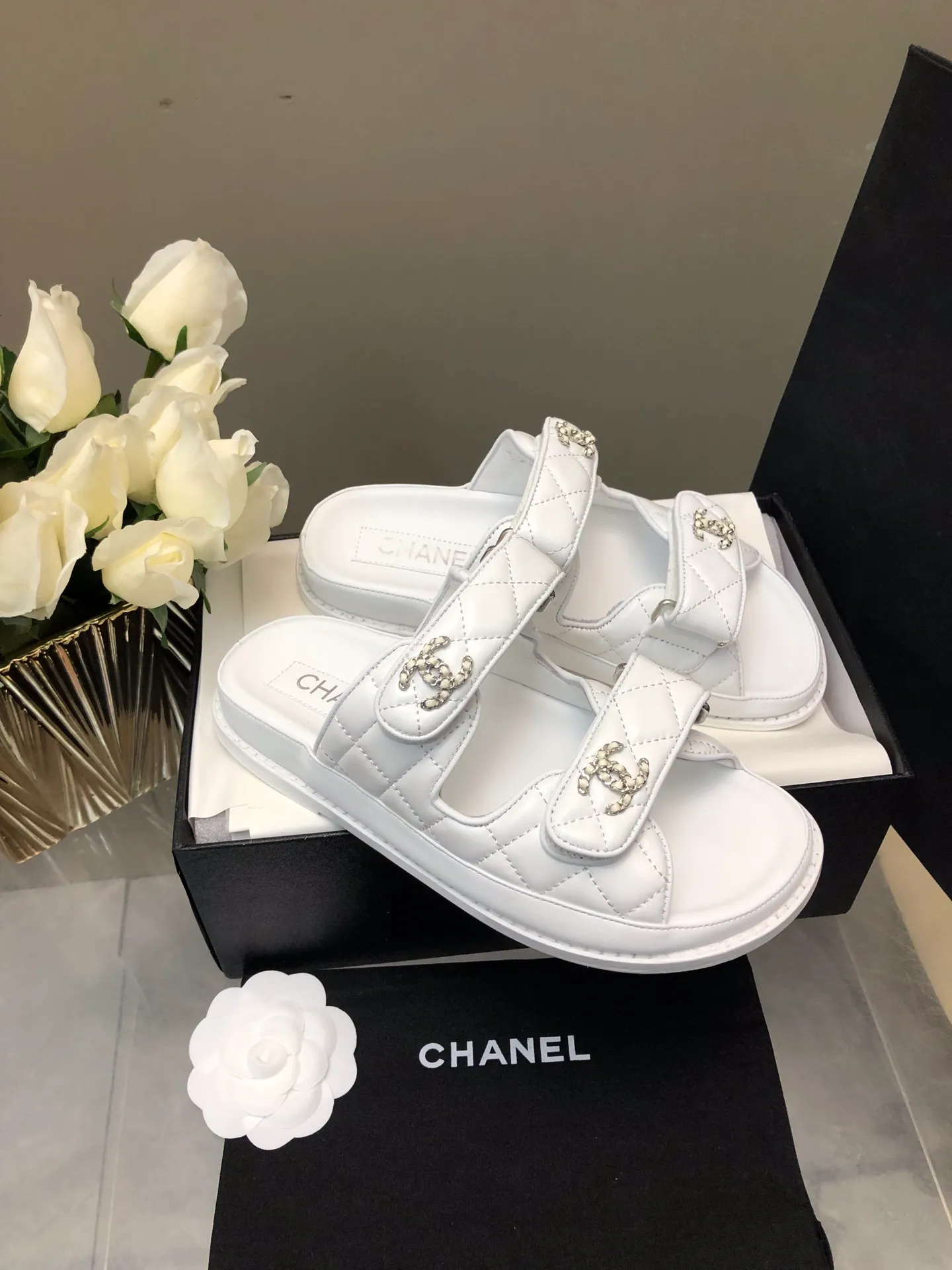 👟👟Ex-factory price 480👟👟 Women's shoes, women's clothing 2024 chanel 24👟👟Ex-factory price Sandals new products Xiaoxiang Velcro slippers 24 spring and summer new products The transformation of classic models, so beautiful! Diamond platform platform sandals, slippers, elegant and noble, comfortable and versatile. Upper: lambskin. Foot pad: sheepskin. Sole: cowhide bottom. Size: 35-41. Top quality.